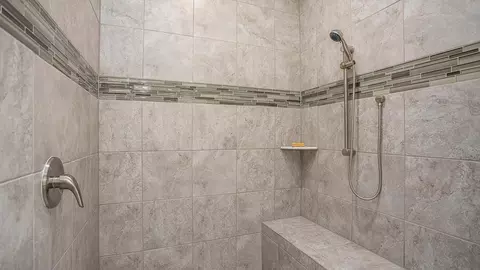 Bath - 14055 Spring Hill Dr, Spring Hill, FL 34609 photo 4 of 5
