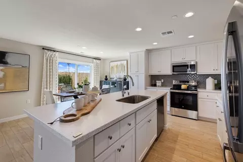 Kitchen - 484 Anthology St, Turlock, CA 95380 photo 3 of 10