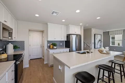 Kitchen - 484 Anthology St, Turlock, CA 95380 photo 5 of 10