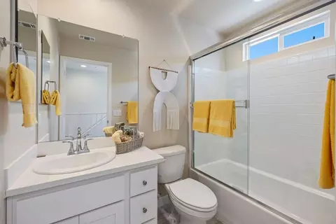 Bath - 484 Anthology St, Turlock, CA 95380 photo 2 of 3