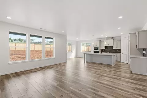Living - 1159 Pumpkin Rdg, Eagle Point, OR 97524 photo 1 of 3