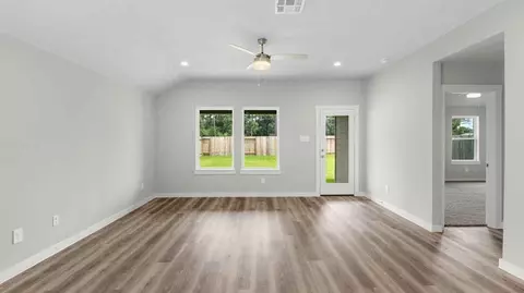 Living - 13 Robin Ct, Angleton, TX 77515 photo 2 of 4