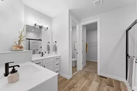 Bath - 424 Sophia Dr, Washington, MO 63090 photo 1 of 4