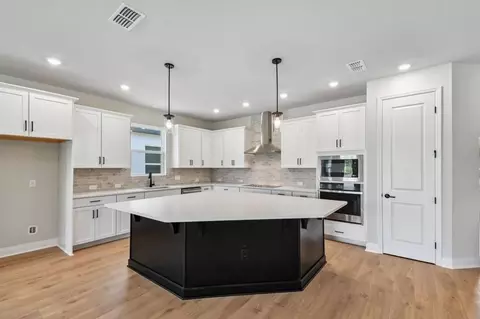 Kitchen - 5729 Leaflet Trl, Mount Dora, FL 32757 photo 1 of 2
