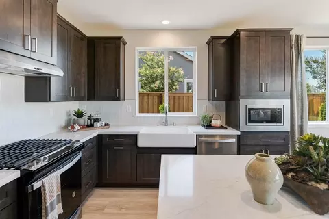 Kitchen - 1315 Parkcrest Cir, Manteca, CA 95336 photo 5 of 9