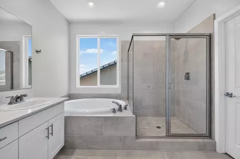 Bath - 972 Peters Rd S, Madera, CA 93636 photo 5 of 5