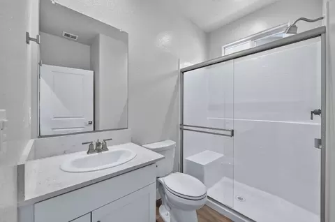 Bath - 972 Peters Rd S, Madera, CA 93636 photo 1 of 5