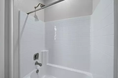 Bath - 972 Peters Rd S, Madera, CA 93636 photo 3 of 5