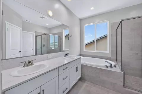 Bath - 972 Peters Rd S, Madera, CA 93636 photo 4 of 5