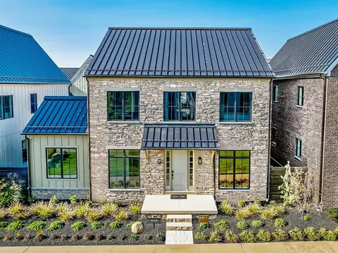 2316 Quarry Trails Dr, Columbus, OH 43228
