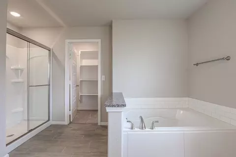 Bath - 19500 Ridgeview Rd, Spring Hill, KS 66083 photo 3 of 4