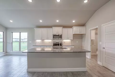 Kitchen - 19500 Ridgeview Rd, Spring Hill, KS 66083 photo 2 of 5