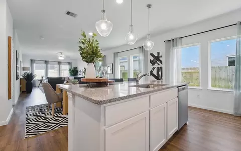 Kitchen - 3618 Compass Pointe Ct, Angleton, TX 77515 photo 15 of 20