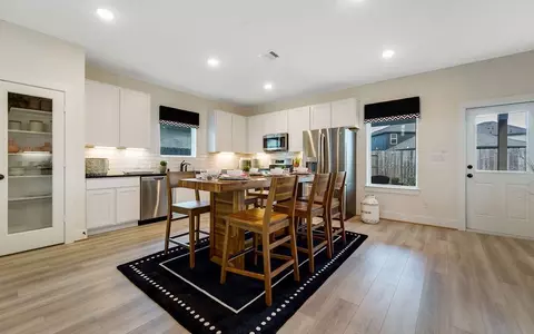 Kitchen - 3618 Compass Pointe Ct, Angleton, TX 77515 photo 11 of 20