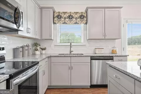 Kitchen - 201 Park Bench Way, Warner Robins, GA 31008 photo 3 of 5