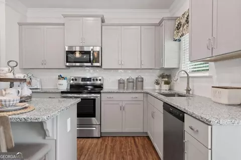 Kitchen - 201 Park Bench Way, Warner Robins, GA 31008 photo 2 of 5