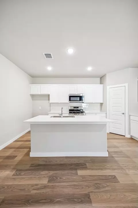 Kitchen - 804 Rockcloud Dr, Haslet, TX 76052 photo 4 of 10