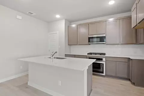 Kitchen - 804 Rockcloud Dr, Haslet, TX 76052 photo 7 of 10