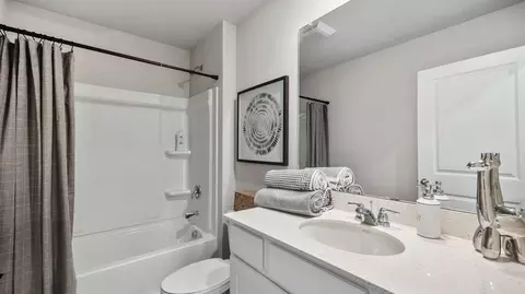 Bath - 920 Northview Dr, Waukee, IA 50263 photo 7 of 9