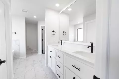 Bath - 2920 E Northampton St, Broken Arrow, OK 74014 photo 6 of 18