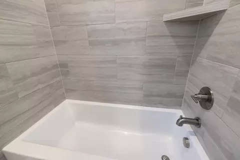 Bath - 2920 E Northampton St, Broken Arrow, OK 74014 photo 3 of 18