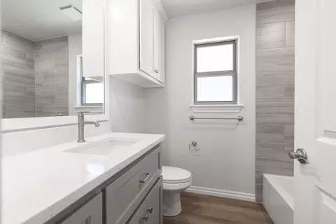 Bath - 2920 E Northampton St, Broken Arrow, OK 74014 photo 2 of 18