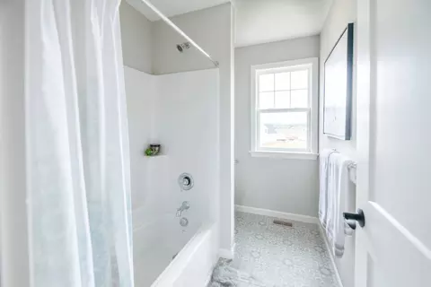 Bath - 333 Amber Dr, Lititz, PA 17543 photo 4 of 6
