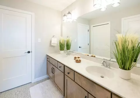 Bath - 333 Amber Dr, Lititz, PA 17543 photo 4 of 4