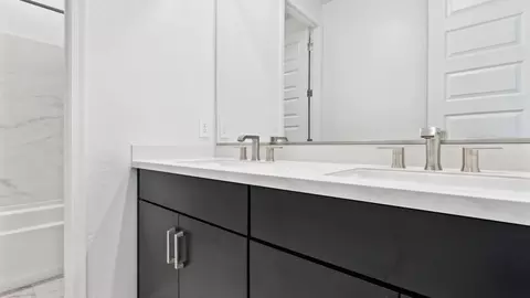 Bath - 9829 S 12th St, Phoenix, AZ 85042 photo 3 of 3