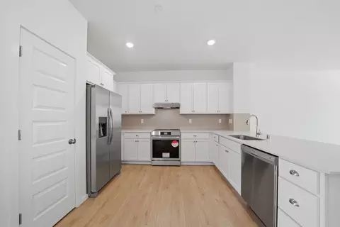 Kitchen - 9811 31st Ave SE UNIT B2, Everett, WA 98208 photo 1 of 3