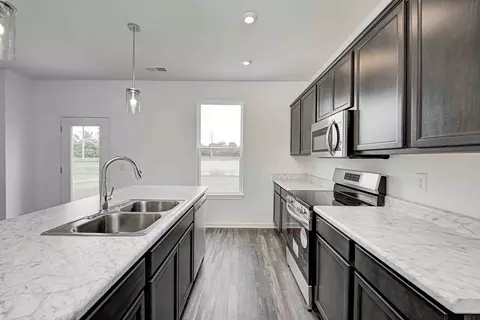 Kitchen - 6583 Hemlock Ln, Pendleton, IN 46064 photo 3 of 8