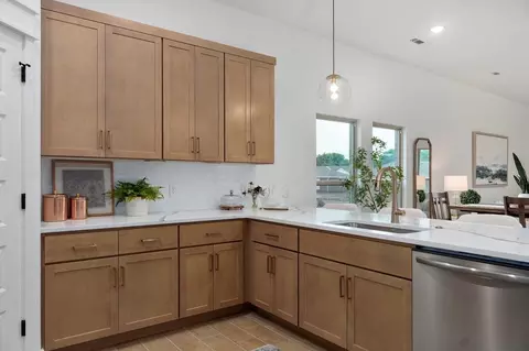 Kitchen - 1305 Sedge St, Joplin, MO 64801 photo 11 of 13