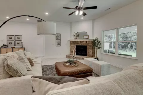 Living - 210 Ryker Rdg, Centerton, AR 72719 photo 2 of 8