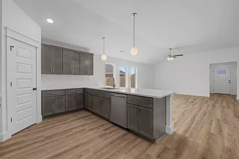 Kitchen - 210 Ryker Rdg, Centerton, AR 72719 photo 7 of 16