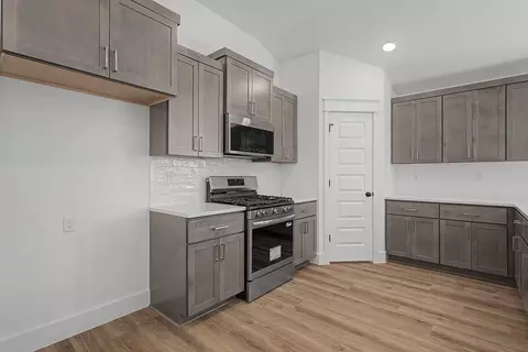 Kitchen - 210 Ryker Rdg, Centerton, AR 72719 photo 5 of 16