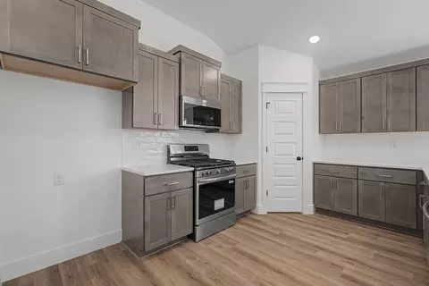 Kitchen - 210 Ryker Rdg, Centerton, AR 72719 photo 6 of 16