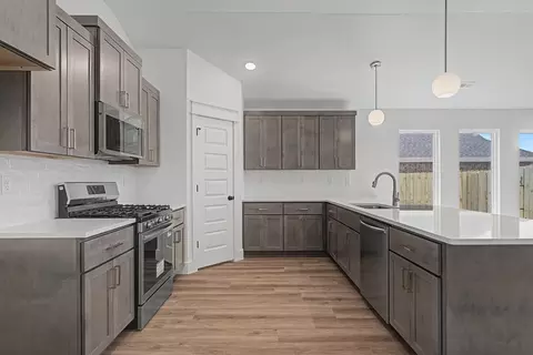 Kitchen - 210 Ryker Rdg, Centerton, AR 72719 photo 8 of 16