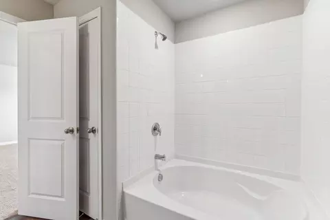 Bath - 135 Robin Rd, Johnstown, CO 80534 photo 2 of 3
