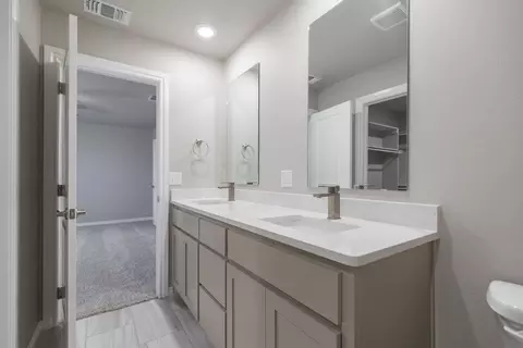 Bath - 2800 Heather Hvn, Moore, OK 73160 photo 2 of 12