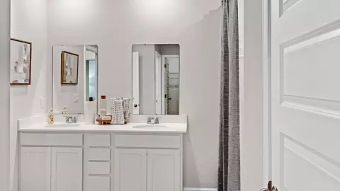 Bath - 1235 Eidson St, Athens, AL 35611 photo 3 of 3