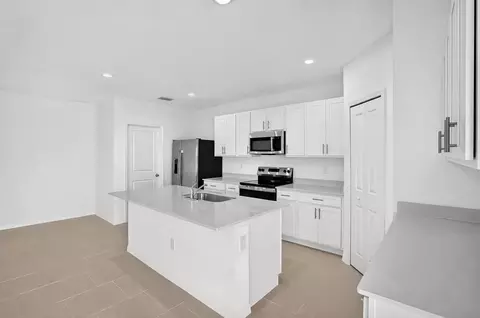 Kitchen - 3526 Ambersweet Xing, Parrish, FL 34219 photo 2 of 4