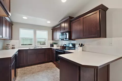 Kitchen - 141 Bitters Lp, Grandview, WA 98930 photo 1 of 2
