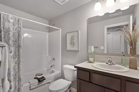 Bath - 141 Bitters Lp, Grandview, WA 98930 photo 1 of 3