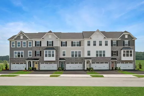 100 Leah Dr, Zelienople, PA 16063