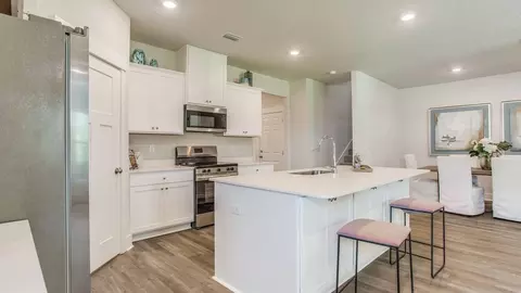 Kitchen - 126 Foxtrail Run, Freeport, FL 32439 photo 3 of 4