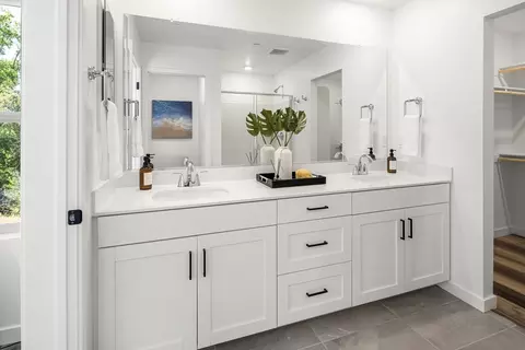 Bath - 843 Pecan Tree Ln, Galt, CA 95632 photo 1 of 2