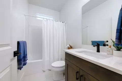 Bath - 497 N Morehouse Ave, Eagle, ID 83616 photo 1 of 5