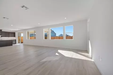 Living - 2558 Lavender Pl, Fairfield, CA 94533 photo 5 of 12