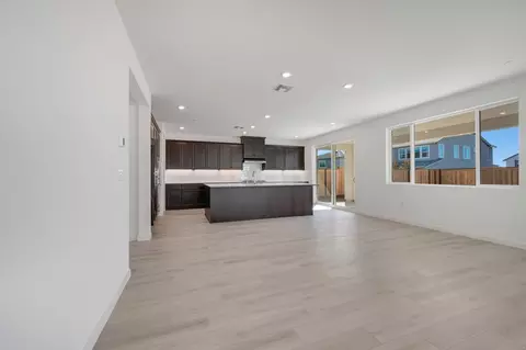 Living - 2558 Lavender Pl, Fairfield, CA 94533 photo 6 of 12