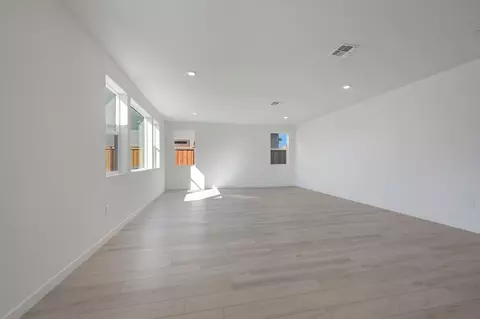 Living - 2558 Lavender Pl, Fairfield, CA 94533 photo 4 of 12